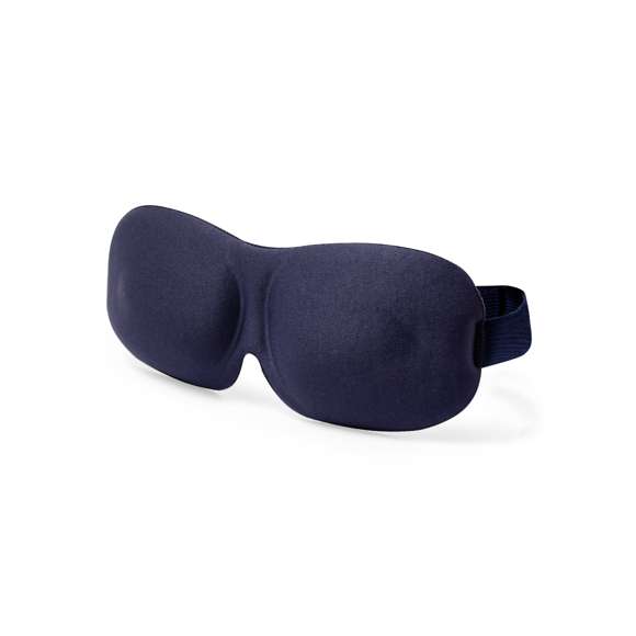 Cómoda máscara de viaje fabricada en suave poliéster. Máxima experiencia de descanso para los ojos, debido a que su diseño acolchado proporciona un bloqueo óptimo de la luz para un sueño reparador en cualquier lugar. El elástico regulable garantiza un ajuste cómodo y seguro. Presentado en bolsa individual de papel reciclado.