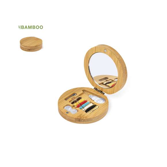 Práctico set de costura, presentado en estuche de bambú, con espejo interior y cierre magnético. Contenido: 2 agujas.Hilo en 6 colores diferentes.2 botones.1 imperdible.1 enhebrador. Presentado en una caja de diseño kraft.