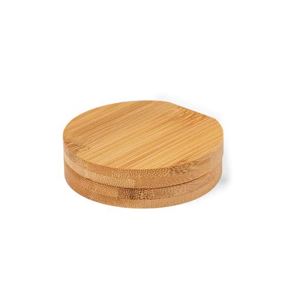 Práctico set de costura, presentado en estuche de bambú, con espejo interior y cierre magnético. Contenido: 2 agujas.Hilo en 6 colores diferentes.2 botones.1 imperdible.1 enhebrador. Presentado en una caja de diseño kraft.