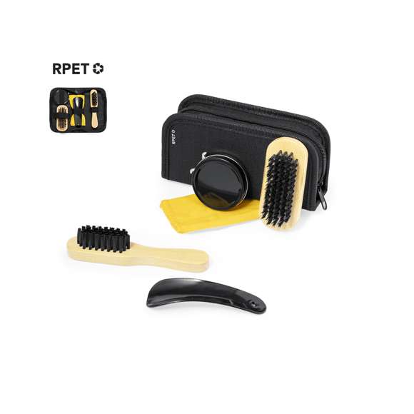 Práctico set para limpiar calzado en estuche de RPET. Completo paquete para limpiar calzado con dos cepillos de suaves cerdas, calzador, lata con cera y paño para que brille todo el calzado. Presentado en un práctico estuche con cierre de cremallera y elásticos para tener organizados todos los utensilios. Con logotipo RPET en la funda. El material RPET se elabora a partir de plástico reciclado, para así fomentar la reutilización de residuos plásticos y ayudar a la sostenibilidad del planeta.