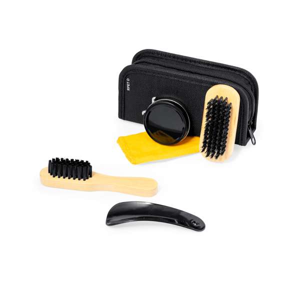 Práctico set para limpiar calzado en estuche de RPET. Completo paquete para limpiar calzado con dos cepillos de suaves cerdas, calzador, lata con cera y paño para que brille todo el calzado. Presentado en un práctico estuche con cierre de cremallera y elásticos para tener organizados todos los utensilios. Con logotipo RPET en la funda. El material RPET se elabora a partir de plástico reciclado, para así fomentar la reutilización de residuos plásticos y ayudar a la sostenibilidad del planeta.
