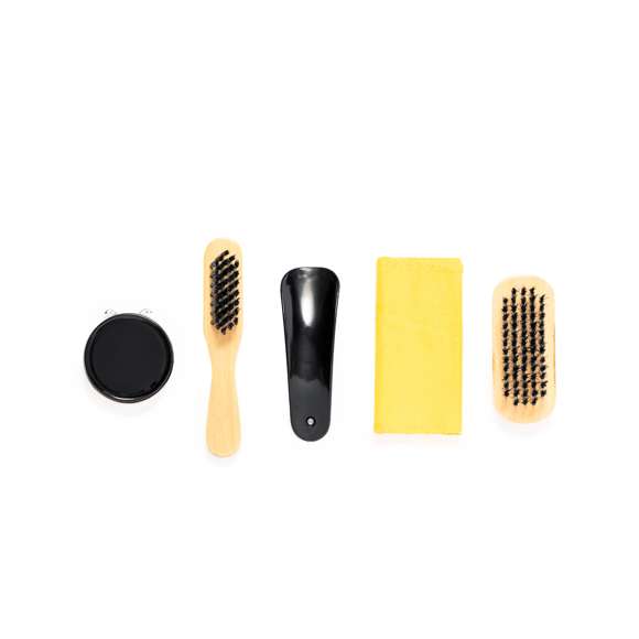 Práctico set para limpiar calzado en estuche de RPET. Completo paquete para limpiar calzado con dos cepillos de suaves cerdas, calzador, lata con cera y paño para que brille todo el calzado. Presentado en un práctico estuche con cierre de cremallera y elásticos para tener organizados todos los utensilios. Con logotipo RPET en la funda. El material RPET se elabora a partir de plástico reciclado, para así fomentar la reutilización de residuos plásticos y ayudar a la sostenibilidad del planeta.