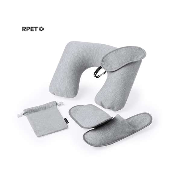 Estupendo set de viaje en suave poliéster. El conjunto incluye: Almohadilla ergonómica para cuello. Suave antifaz con cinta ajustable Zapatillas a conjunto. Fácil de guardar en la funda fabricada en RPET. Disponible en elegantes colores, con logotipo RPET en la funda.El material RPET se elabora a partir de plástico reciclado, para así fomentar la reutilización de residuos plásticos y ayudar a la sostenibilidad del planeta.