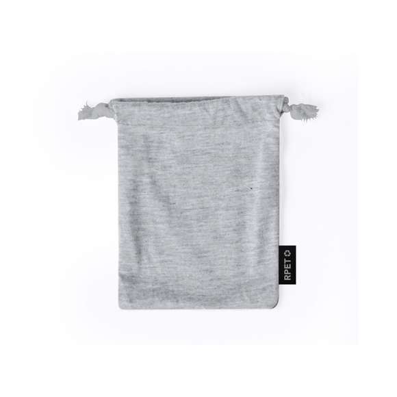 Estupendo set de viaje en suave poliéster. El conjunto incluye: Almohadilla ergonómica para cuello. Suave antifaz con cinta ajustable Zapatillas a conjunto. Fácil de guardar en la funda fabricada en RPET. Disponible en elegantes colores, con logotipo RPET en la funda.El material RPET se elabora a partir de plástico reciclado, para así fomentar la reutilización de residuos plásticos y ayudar a la sostenibilidad del planeta.