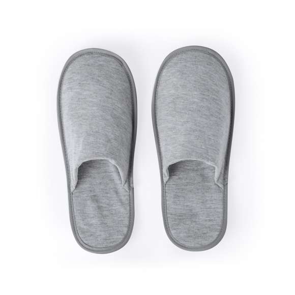 Estupendo set de viaje en suave poliéster. El conjunto incluye: Almohadilla ergonómica para cuello. Suave antifaz con cinta ajustable Zapatillas a conjunto. Fácil de guardar en la funda fabricada en RPET. Disponible en elegantes colores, con logotipo RPET en la funda.El material RPET se elabora a partir de plástico reciclado, para así fomentar la reutilización de residuos plásticos y ayudar a la sostenibilidad del planeta.