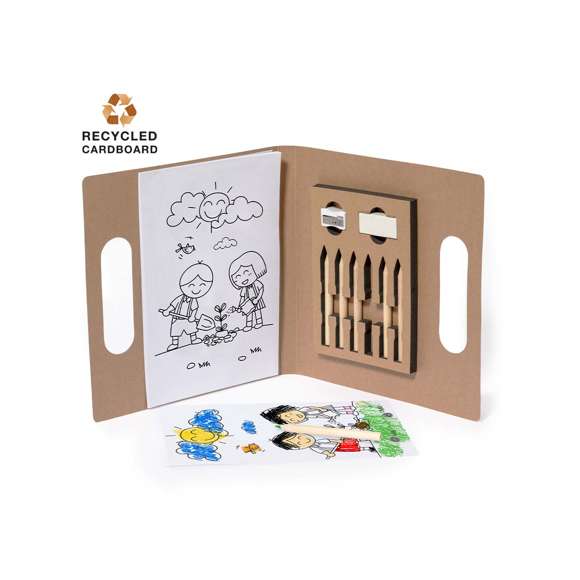 Set para colorear hecho en cartón reciclado. Divertido conjunto de dibujos y lápices de colores en una práctica carpeta con asas. Incluye:Bloc de 20 hojas con dibujos de naturaleza para colorear.Caja con 6 lápices de madera con minas en multitud de colores.Sacapuntas.Goma de borrar.