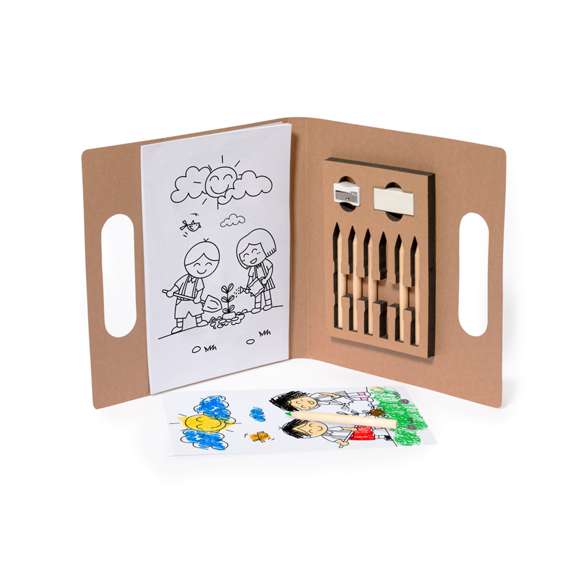 Set para colorear hecho en cartón reciclado. Divertido conjunto de dibujos y lápices de colores en una práctica carpeta con asas. Incluye:Bloc de 20 hojas con dibujos de naturaleza para colorear.Caja con 6 lápices de madera con minas en multitud de colores.Sacapuntas.Goma de borrar.