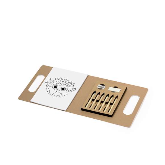 Set para colorear hecho en cartón reciclado. Divertido conjunto de dibujos y lápices de colores en una práctica carpeta con asas. Incluye:Bloc de 20 hojas con dibujos de naturaleza para colorear.Caja con 6 lápices de madera con minas en multitud de colores.Sacapuntas.Goma de borrar.