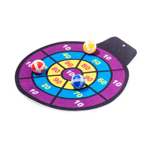 Divertida diana de tela con pelotas de velcro. Perfecta para todas las edades ofreciendo un objetivo desafiante y seguro. El juego consiste en lanzar a la diana con puntuaciónes las pelotas de distintos colores, que se quedarán fijas gracias a su envoltura de velcro. Fácil de colgar en cualquier sitio y a cualquier altura mediante agujero. Incluye diana de tela flexible y 3 pelotas con velcro. Presentado en bolsa reciclada.