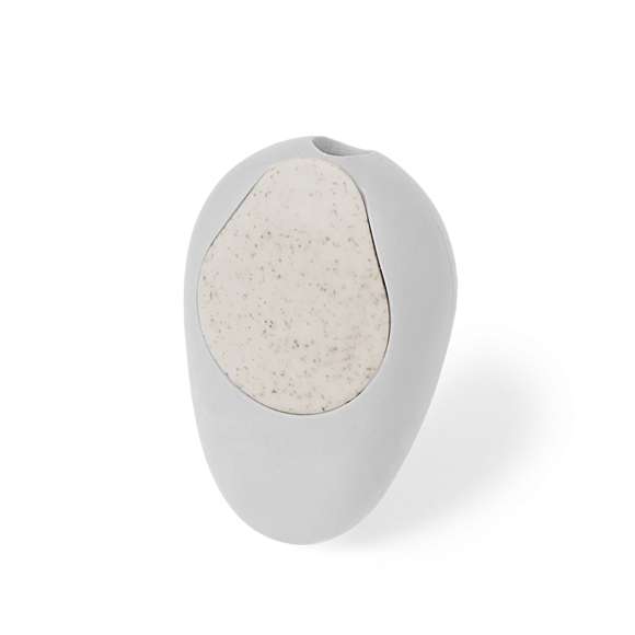 Original sacapuntas fabricado en caña de trigo. Práctico sacapuntas de bolsillo de inspiración natural por su forma de piedra pulida con práctica tapadera fabricada en fibra de trigo, cómodo de usar y guardar. La caña de trigo fomenta la utilización de materias primas naturales, reduciendo así las emisiones contaminantes.