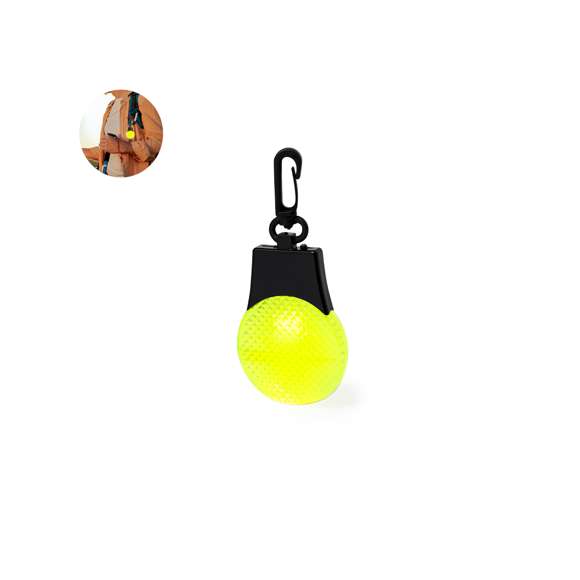 Luz de seguridad de alta visibilidad. Dispone de 3 luces LEDs, con posición de iluminación fija -dos niveles de intensidad-, e intermitente. Con mosquetón giratorio y disponible en colores vivos. Alimentada por pila de botón (incluida) y presentada individualmente en caja de diseño kraft.