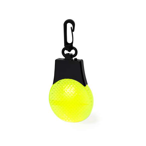 Luz de seguridad de alta visibilidad. Dispone de 3 luces LEDs, con posición de iluminación fija -dos niveles de intensidad-, e intermitente. Con mosquetón giratorio y disponible en colores vivos. Alimentada por pila de botón (incluida) y presentada individualmente en caja de diseño kraft.