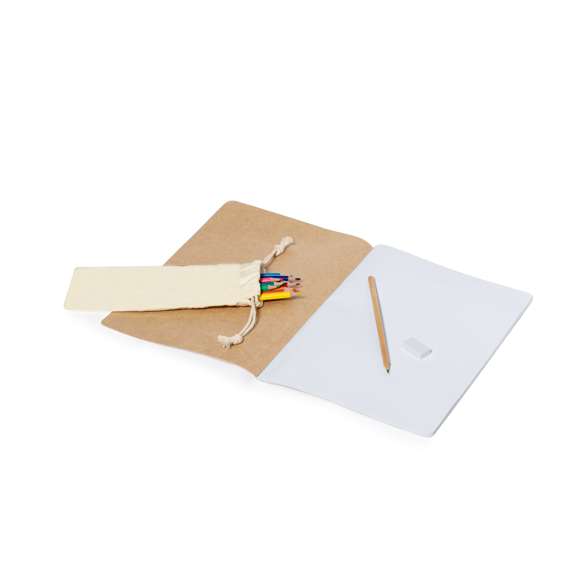 Set de escritura y colores con cuaderno. Divertido conjunto de artículos fabricados en madera compuesto por lápices con minas en varios colores, sacapuntas, bolígrafo fabricado en cartón reciclado y goma. Presentado en una práctica bolsa de algodón 100%.