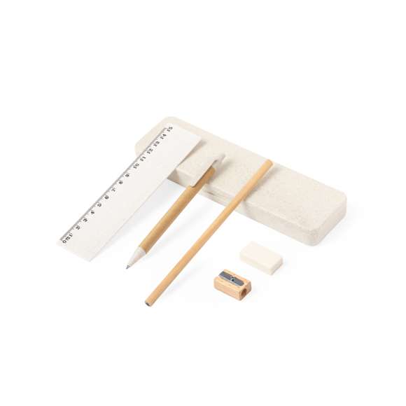 Set de escritura fabricado en caña de trigo. Práctico conjunto compuesto por: - Lápiz hecho en madera- Bolígrafo fabricado en cartón reciclado y caña de trigo- Regla hecha con caña de trigo- Sacapuntas de madera- Goma- Estuche hecho en caña de trigo. La caña de trigo fomenta la utilización de materias primas naturales, reduciendo así las emisiones contaminantes.