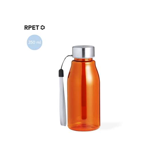 Bidón fabricado en RPET de 350 ml de capacidad, libre de BPA. Tapón a rosca en acero inox, con cordón de transporte. Disponible en variada gama de colores. Presentado en una bolsa de papel reciclado.Elaborado a partir de plástico reciclado, para así fomentar la reutilización de residuos plásticos y ayudar a la sostenibilidad del planeta.