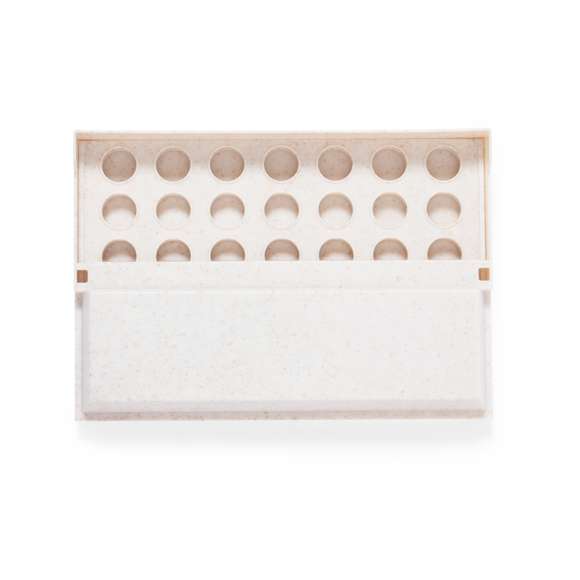 Divertido juego de mesa fabricado en caña de trigo. Compuesto por un tablero vertical y 42 piezas circulares (21 rojas y 21 azules). Emoción para todas las edades introduciendo las fichas por las ranuras para conseguir 4 fichas en 1 misma fila. Fácil de montar por su tablero móvil pudiendo desplegar o plegar. Presentado en caja de diseño kraft.