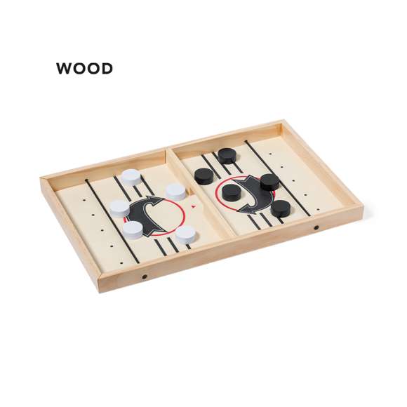 Divertido juego de mesa fabricado en madera e ideal para los más competitivos. El juego consiste en lanzar las fichas desde cada campo al capo contrario usando el elástico. Gana el que más fichas cuele por la ranura del oponente. Tablero con 5 fichas blancas y 5 negras, presentado en una caja individual de diseño kraft.