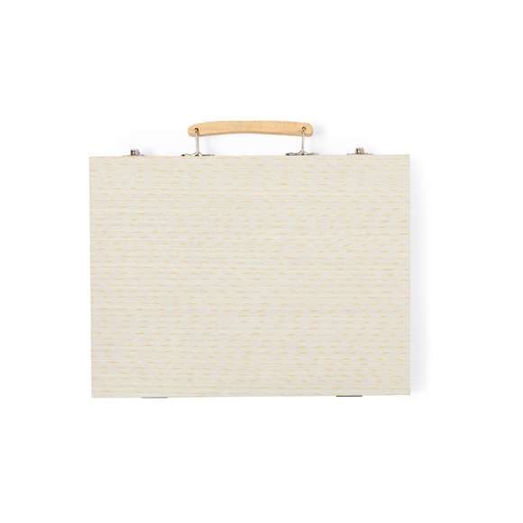 Completo maletín para colorear fabricado en madera, con cómoda asa de transporte. Contenido: - 12 rotuladores- 12 lápices- 12 ceras crayón - 12 ceras al aceite - Placa de acuarelas con pincel y paleta - Sacapuntas- Goma- Tarro de pegamento- Regla