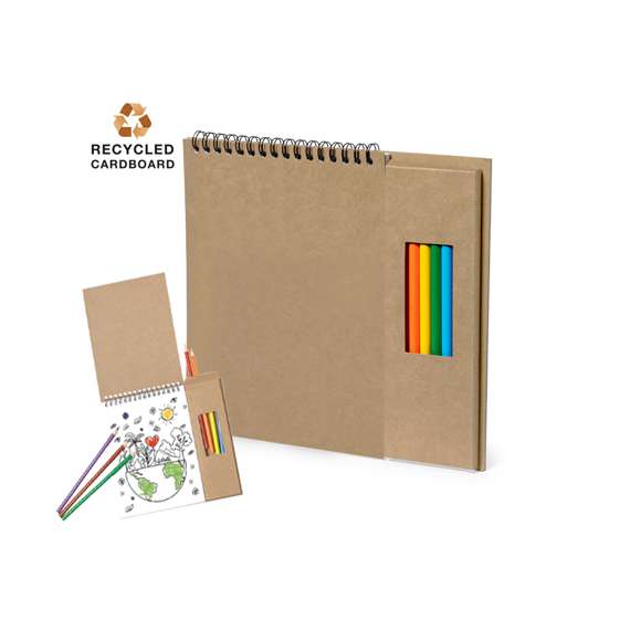 Fantástico set de lápices y bloc hecho en cartón reciclado. Contiene estuche con ventana de 8 lápices con cuerpo hexagonal de variados colores y un bloc de notas de anillas con 6 hojas de motivos naturales y 18 páginas en blanco.