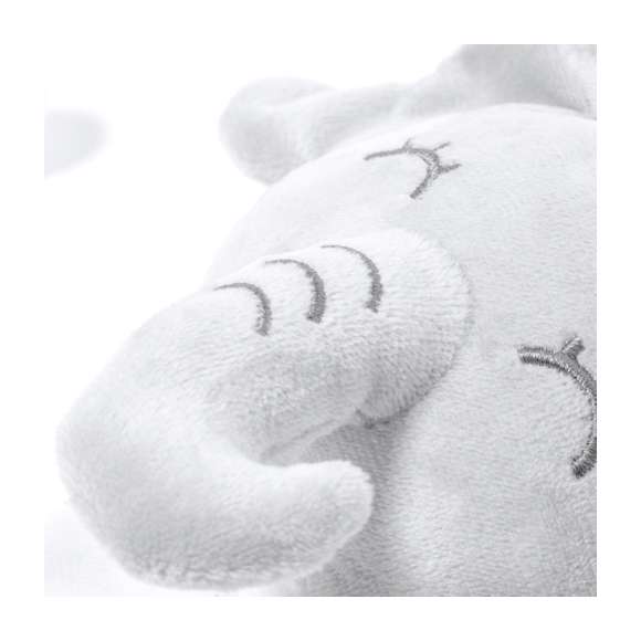 Tierno doudou con lindo diseño de elefante blanco. Con nudos en cada una de las 3 esquinas para estimular el sentido del tacto del bebé, facilitando la relajación. Fabricado en una única pieza de tela, para evitar que se separe en trozos más pequeños.