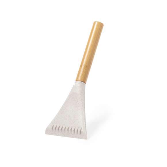 Práctico rascador de hielo fabricado en bambú y caña de trigo. Con forma de pala, su mango está fabricado en bambú y la zona de rascado está hecha de caña de trigo, con parte limpiadores y sierra integrada. Logo ditintivo en el mango y presentado individualmente en bolsa de papel kraft.Materiales como el bambú fomentan la utilización de materias primas naturales, reduciendo las emisiones contaminantes. Proviene de una planta de gran resistencia y versatilidad, con crecimiento y regeneración rápidos, siendo una excelente alternativa al uso de madera tradicional.La caña de trigo fomenta la utilización de materias primas naturales, reduciendo así las emisiones contaminantes.