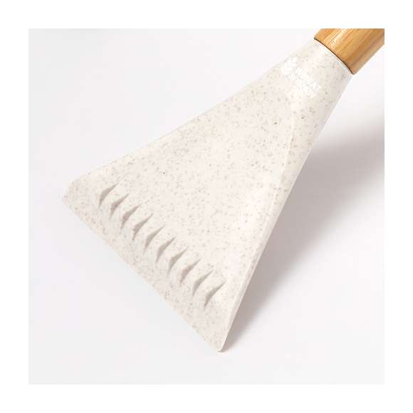 Práctico rascador de hielo fabricado en bambú y caña de trigo. Con forma de pala, su mango está fabricado en bambú y la zona de rascado está hecha de caña de trigo, con parte limpiadores y sierra integrada. Logo ditintivo en el mango y presentado individualmente en bolsa de papel kraft.Materiales como el bambú fomentan la utilización de materias primas naturales, reduciendo las emisiones contaminantes. Proviene de una planta de gran resistencia y versatilidad, con crecimiento y regeneración rápidos, siendo una excelente alternativa al uso de madera tradicional.La caña de trigo fomenta la utilización de materias primas naturales, reduciendo así las emisiones contaminantes.