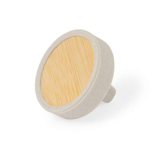 Moderno ambientador para vehículos fabricado en bambú y silicona, con aroma a limón para rejilla de automóvil. Presentado en bolsa de papel kraft. Materiales como el bambú fomentan la utilización de materias primas naturales, reduciendo las emisiones contaminantes. Proviene de una planta de gran resistencia y versatilidad, con crecimiento y regeneración rápidos, siendo una excelente alternativa al uso de madera tradicional.La caña de trigo fomenta la utilización de materias primas naturales, reduciendo así las emisiones contaminantes.