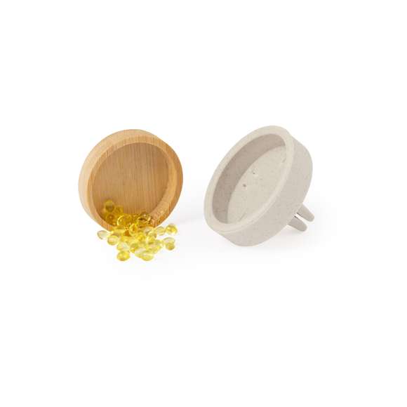 Moderno ambientador para vehículos fabricado en bambú y silicona, con aroma a limón para rejilla de automóvil. Presentado en bolsa de papel kraft. Materiales como el bambú fomentan la utilización de materias primas naturales, reduciendo las emisiones contaminantes. Proviene de una planta de gran resistencia y versatilidad, con crecimiento y regeneración rápidos, siendo una excelente alternativa al uso de madera tradicional.La caña de trigo fomenta la utilización de materias primas naturales, reduciendo así las emisiones contaminantes.
