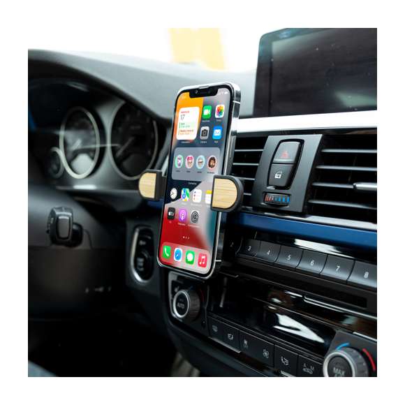Soporte ajustable para smartphone de diseño minimalista, con base rotatoria 360º y de elegante acabado en color negro con detalles en bambú. Con sistema de fijación en rejilla de ventilación del automóvil y amplia superficie de marcaje, diseñado especialmente para tampografía. Presentado en caja de diseño kraft. Materiales como el bambú fomentan la utilización de materias primas naturales, reduciendo las emisiones contaminantes. Proviene de una planta de gran resistencia y versatilidad, con crecimiento y regeneración rápidos, siendo una excelente alternativa al uso de madera tradicional.