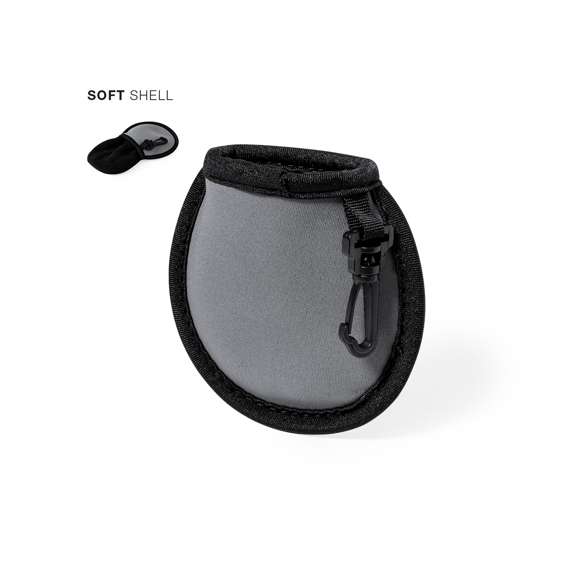 Funda limpiadora para pelotas de golf fabricada en soft shell. Este práctico accesorio cuenta con un paño en su interior para limpiar las pelotas de golf de manera cómoda. Además, incluye un mosquetón giratorio que permite engancharlo fácilmente.