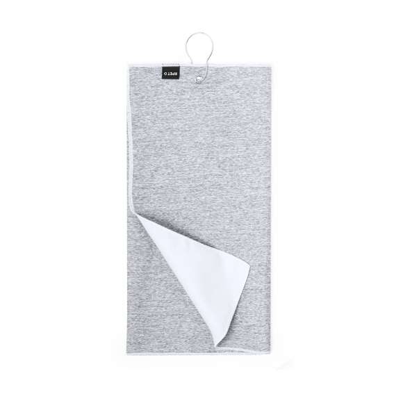 Toalla de golf fabricada en RPET, absorbente y suave con dimensiones de 40x60 cm. En el centro, incorpora una argolla reforzada y un mosquetón de acople, ambos elaborados en acero inox. Con logotipo RPET en etiqueta.El material RPET se elabora a partir de plástico reciclado, para así fomentar la reutilización de residuos plásticos y ayudar a la sostenibilidad del planeta.