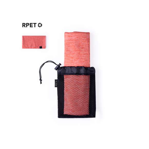 Toalla absorbente fabricada en RPET de 160g/m2. Tamaño 50x100 cm y presentada en funda individual de redecilla RPET, con parte trasera lisa. Disponible en variada gama de colores, con logotipo RPET en etiqueta.El material RPET se elabora a partir de plástico reciclado, para así fomentar la reutilización de residuos plásticos y ayudar a la sostenibilidad del planeta.