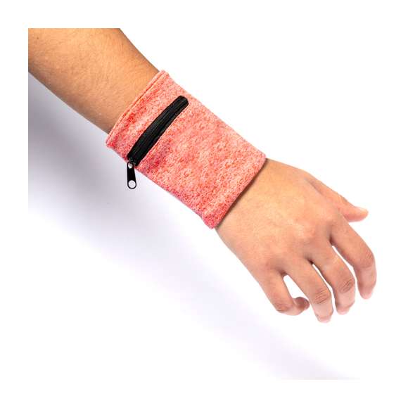 Práctica muñequera en suave poliéster RPET. Complemento perfecto para guardar pequeños objetos gracias a su bolsillo con cierre de cremallera negra. Disponible en variada gama de colores, con etiqueta distintiva RPET.El material RPET se elabora a partir de plástico reciclado, para así fomentar la reutilización de residuos plásticos y ayudar a la sostenibilidad del planeta.