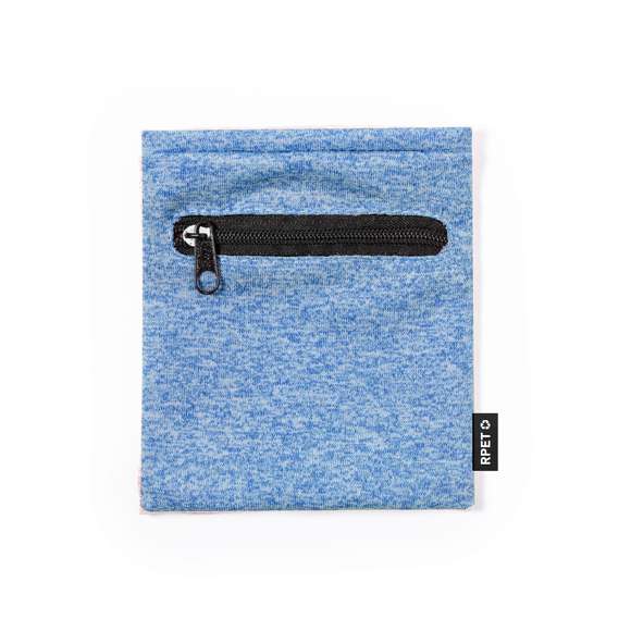 Práctica muñequera en suave poliéster RPET. Complemento perfecto para guardar pequeños objetos gracias a su bolsillo con cierre de cremallera negra. Disponible en variada gama de colores, con etiqueta distintiva RPET.El material RPET se elabora a partir de plástico reciclado, para así fomentar la reutilización de residuos plásticos y ayudar a la sostenibilidad del planeta.