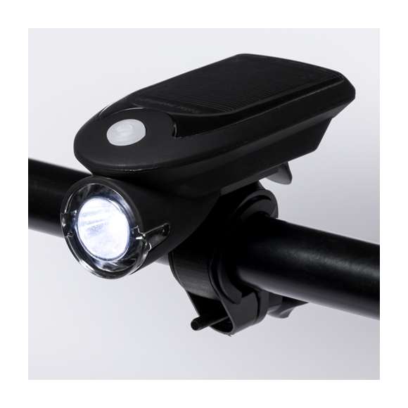 Luz de seguridad para bicicletas con carga solar. Ofrece tres modos de iluminación: uno fijo con intensidad media o alta, e intermitente. Recargable gracias a su batería de 500 mAh de capacidad, con cable de carga incluido. Con accesorio de acople válido para cualquier bicicleta y presentada en caja de diseño kraft.