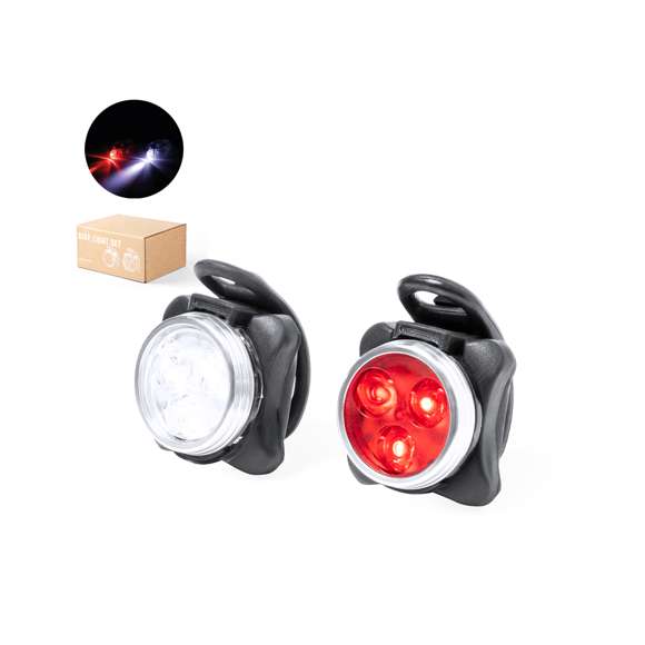 Kit de luces de seguridad para bicicleta fabricadas en silicona y ABS. Este conjunto consta de dos piezas: una luz blanca para el frontal y otra luz roja para la parte trasera, mejorando la visibilidad. Equipadas con tres potentes LEDs, que ofrecen 4 modos de iluminación: fijo de intensidad alta o media, e intermitente rápido o lento. Recargable gracias a su batería de 650 mAh de capacidad, con cable de carga incluido. Con accesorios de acople válidos para cualquier bicicleta y presentado en caja de diseño kraft.