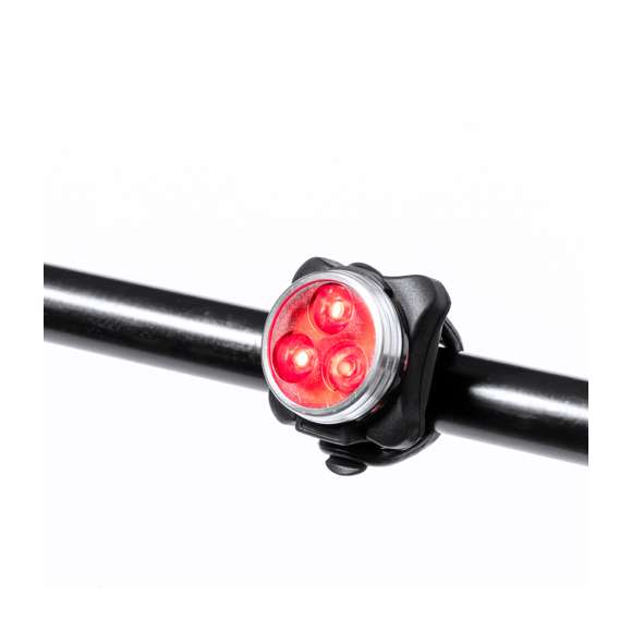 Kit de luces de seguridad para bicicleta fabricadas en silicona y ABS. Este conjunto consta de dos piezas: una luz blanca para el frontal y otra luz roja para la parte trasera, mejorando la visibilidad. Equipadas con tres potentes LEDs, que ofrecen 4 modos de iluminación: fijo de intensidad alta o media, e intermitente rápido o lento. Recargable gracias a su batería de 650 mAh de capacidad, con cable de carga incluido. Con accesorios de acople válidos para cualquier bicicleta y presentado en caja de diseño kraft.