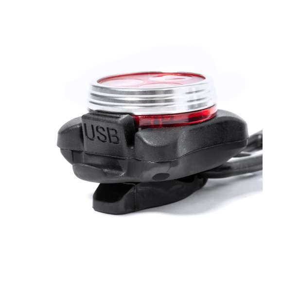 Kit de luces de seguridad para bicicleta fabricadas en silicona y ABS. Este conjunto consta de dos piezas: una luz blanca para el frontal y otra luz roja para la parte trasera, mejorando la visibilidad. Equipadas con tres potentes LEDs, que ofrecen 4 modos de iluminación: fijo de intensidad alta o media, e intermitente rápido o lento. Recargable gracias a su batería de 650 mAh de capacidad, con cable de carga incluido. Con accesorios de acople válidos para cualquier bicicleta y presentado en caja de diseño kraft.