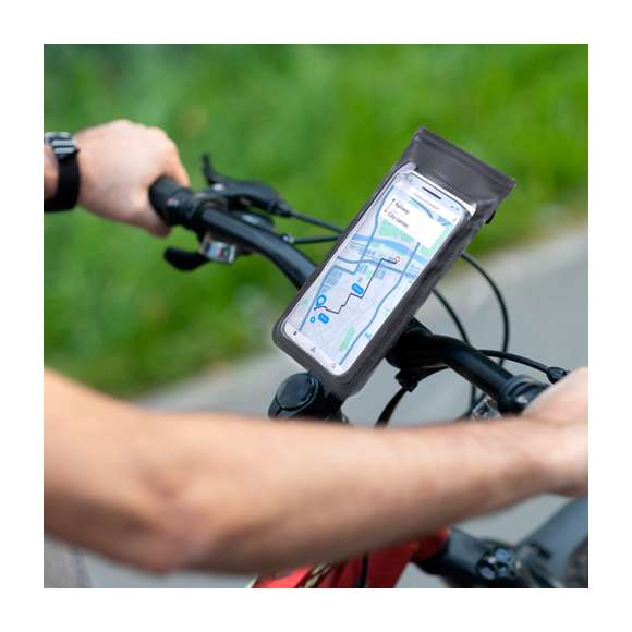 Funda táctil para smartphone diseñada para bicicletas. Fácil de enganchar a cualquier manillar mediante un tornillo de montaje sencillo y gomas de presión. La funda cuenta con un clip de enganche y viene presentada en una bolsa individual reciclada.
