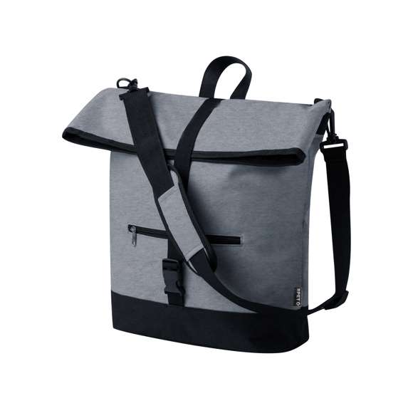 Bolsa bandolera para bicicleta fabricada en resistente RPET 600D. Versátil y con cierre de hebilla, incluye un práctico bolsillo frontal con cremallera. En su parte trasera cuenta con enganches específicos universales para bicicleta, garantizando una mayor comodidad y seguridad en los desplazamientos. Además, dispone de un asa bandolera acolchada y ajustable, para así transportarla con mayor confort cuando se desacopla de la bicicleta. Etiqueta exterior con logotipo RPET. El material RPET se elabora a partir de plástico reciclado, para así fomentar la reutilización de residuos plásticos y ayudar a la sostenibilidad del planeta.