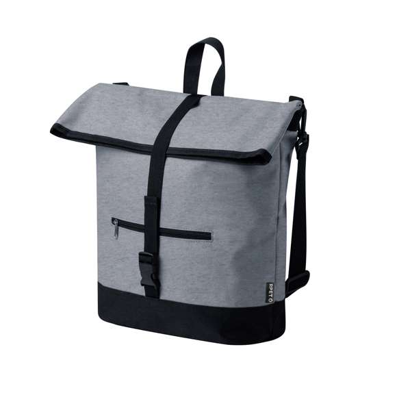Bolsa bandolera para bicicleta fabricada en resistente RPET 600D. Versátil y con cierre de hebilla, incluye un práctico bolsillo frontal con cremallera. En su parte trasera cuenta con enganches específicos universales para bicicleta, garantizando una mayor comodidad y seguridad en los desplazamientos. Además, dispone de un asa bandolera acolchada y ajustable, para así transportarla con mayor confort cuando se desacopla de la bicicleta. Etiqueta exterior con logotipo RPET. El material RPET se elabora a partir de plástico reciclado, para así fomentar la reutilización de residuos plásticos y ayudar a la sostenibilidad del planeta.