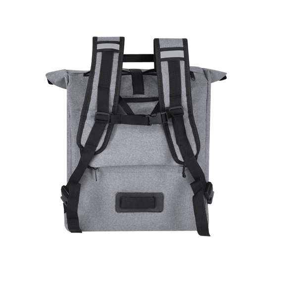 Mochila para bicicleta fabricada en resistente RPET 600D. Versátil y con cierre de hebilla, incluye un práctico bolsillo frontal con cremallera. En su parte trasera cuenta con enganches específicos universales para bicicleta, garantizando una mayor comodidad y seguridad en los desplazamientos. Además, dispone de un asas acolchadas y ajustables para los hombros, para así transportarla con mayor confort cuando se desacopla de la bicicleta. Etiqueta exterior con logotipo RPET.El material RPET se elabora a partir de plástico reciclado, para así fomentar la reutilización de residuos plásticos y ayudar a la sostenibilidad del planeta.