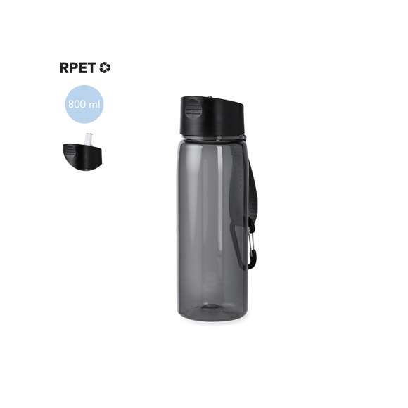 Bidón de 800 ml fabricado en resistente RPET y cuerpo de acabado transparente en variada gama de colores. Tapón negro de rosca, con dosificador y dosificador plegable. Con cinta de transporte a juego y mosquetón metálico para un cómodo transporte. Disponible en variada gama de colores.El material RPET se elabora a partir de plástico reciclado, para así fomentar la reutilización de residuos plásticos y ayudar a la sostenibilidad del planeta.
