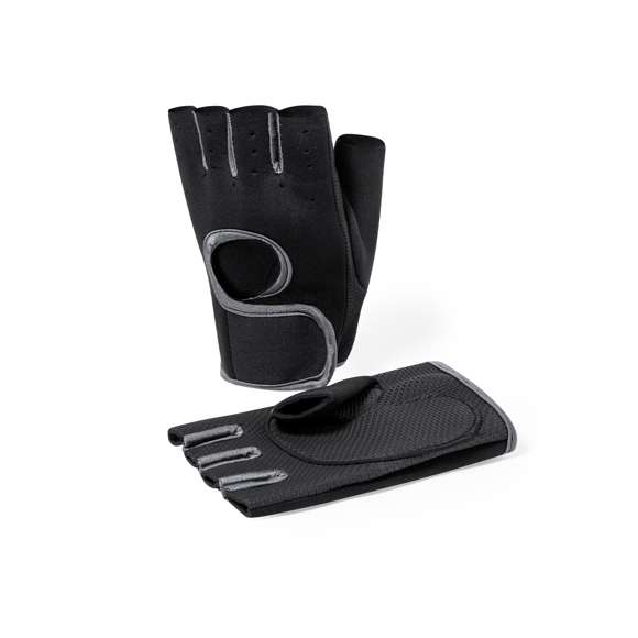 Guantes deportivos fabricados en suave poliéster y licra de neopreno, cuya combinación de tejidos crea una segunda piel que se adapta a la mano. cuentan con un cierre en la muñeca mediante velcro. Estos guantes son cómodos para cualquier disciplina gracias a su alta transpirabilidad, que se logra mediante el diseño de dedos al aire y los disipadores de calor en la parte superior, que además presentan un acabado rugoso para un óptimo agarre. Disponibles en color negro y con costuras en gris, en tallas S-M y L-XL. Presentados en una bolsa reciclada.