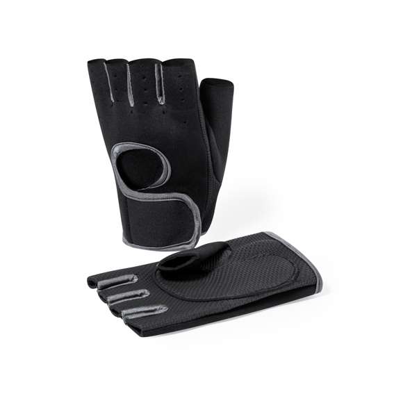 Guantes deportivos fabricados en suave poliéster y licra de neopreno, cuya combinación de tejidos crea una segunda piel que se adapta a la mano. cuentan con un cierre en la muñeca mediante velcro. Estos guantes son cómodos para cualquier disciplina gracias a su alta transpirabilidad, que se logra mediante el diseño de dedos al aire y los disipadores de calor en la parte superior, que además presentan un acabado rugoso para un óptimo agarre. Disponibles en color negro y con costuras en gris, en tallas S-M y L-XL. Presentados en una bolsa reciclada.