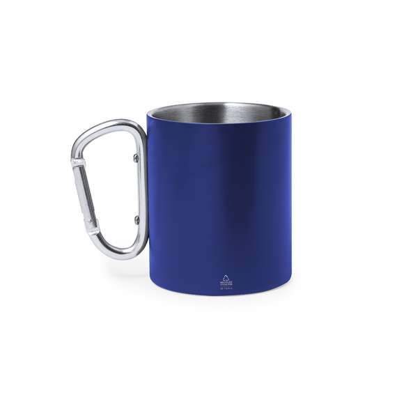Taza doble pared en Acero Inox Reciclado de 300 ml. Con asa en forma de mosquetón para fácil transporte y cuerpo en variados colores mate. Presentada en caja de diseño kraft.El acero es uno de los materiales más demandados y que puede encontrarse casi en todas partes, desde productos de uso diario a grandes construcciones. Con innumerables propiedades, entre las que cabe destacar la durabilidad y su alto grado de reutilización, convirtiéndolo en una alternativa muy valorada en soluciones de sostenibilidad. Debidamente tratado, permite obtener nuevos recursos de infinita utilización.