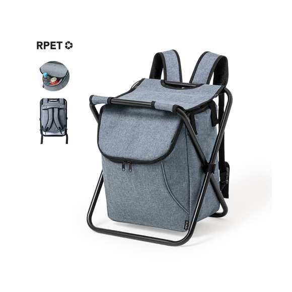 Silla plegable con cuerpo de aluminio y nevera integrada en asiento fabricada en RPET 600D, con costuras reforzadas, cierre de cremallera y prácticas asas de hombros para transporte, pudiendo guardarlas en el bolsillo específico. Con tira de refuerzo de nylon en las patas e interior isotermo PEVA. Presentada en bolsa individual.El material RPET se elabora a partir de plástico reciclado, para así fomentar la reutilización de residuos plásticos y ayudar a la sostenibilidad del planeta.