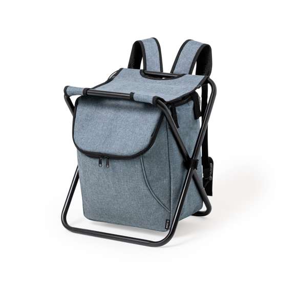 Silla plegable con cuerpo de aluminio y nevera integrada en asiento fabricada en RPET 600D, con costuras reforzadas, cierre de cremallera y prácticas asas de hombros para transporte, pudiendo guardarlas en el bolsillo específico. Con tira de refuerzo de nylon en las patas e interior isotermo PEVA. Presentada en bolsa individual.El material RPET se elabora a partir de plástico reciclado, para así fomentar la reutilización de residuos plásticos y ayudar a la sostenibilidad del planeta.