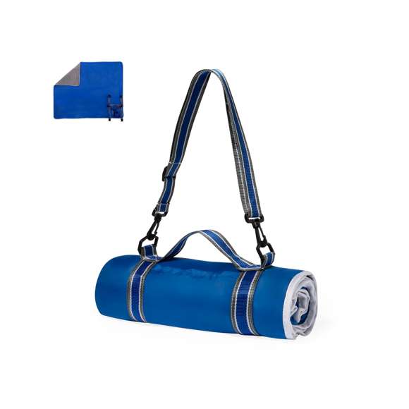 Manta de picnic premium fabricada en suave y cálido polar fleece de 140g/m2, con base en resistente poliéster de 190g/m2. En tamaño 120 x 150 cm y con cinta de transporte para hombro fabricada en resistente nylon, con cierre ajustable de velcro y a juego con el color de la manta. Además, se pliega fácilmente y está disponible en varios colores. Presentada en bolsa individual reciclada.