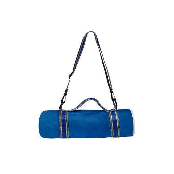 Manta de picnic premium fabricada en suave y cálido polar fleece de 140g/m2, con base en resistente poliéster de 190g/m2. En tamaño 120 x 150 cm y con cinta de transporte para hombro fabricada en resistente nylon, con cierre ajustable de velcro y a juego con el color de la manta. Además, se pliega fácilmente y está disponible en varios colores. Presentada en bolsa individual reciclada.